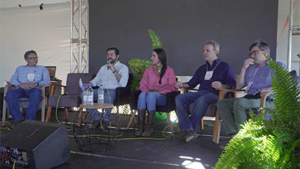 À esquerda, Lisandro Inakake participou de roda de conversa sobre futuro da pecuária